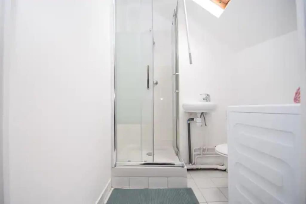 Disponible - Appartement Entier - 10Mn Rer B Aeroport Cdg - Paris Gare Du Nord, T11 Express, Le Bourget, Tout Equipe, Netflix Gratuit, 3 Personnes, 4Eme Etage, Escaliers, Parc Des Expositions, Parking Rue Gratuit Apres 19H Drancy Buitenkant foto